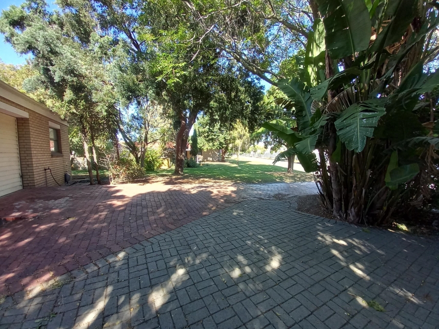 To Let 4 Bedroom Property for Rent in Rouxville Western Cape